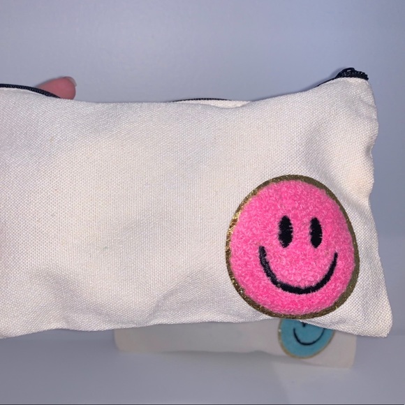 FREE SMILE CANVAS POUCH - Picture 2 of 4